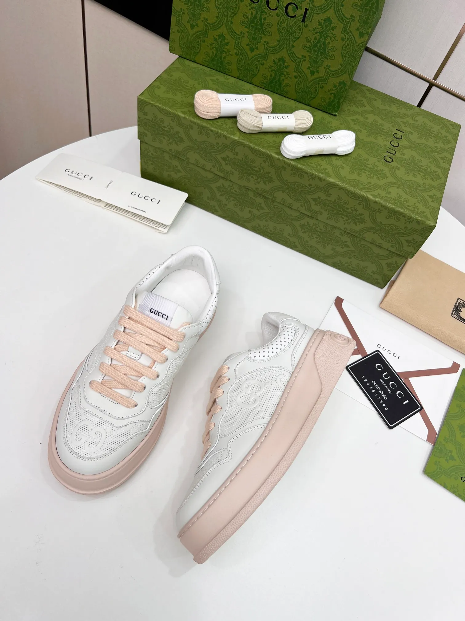 👟👟Ex-factory price 480👟👟 Women's Shoes Women's Clothing Women's Shoes Women's Clothing Women's Shoes Women's Clothing Gucci - the new Chunky lightweight soft thick sole sports series! G's biscuit shoes for couples, Gucci counter style, and Gucci catwalk style! The style design is light, luxurious and retro...thick sole increases height...similar to an upgraded version of classic white shoes! Original customized cowhide fabric (classic old floral fabric, perforation, embossing process) original foam lightweight outsole, GG Logo on the heel, 4cm thick sole, classic Gucci webbing... Women's 35-40